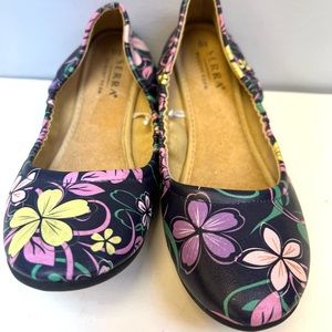 Serra- Flower Shoes- Flats,‎ Size:10, Pre-Owned good condition